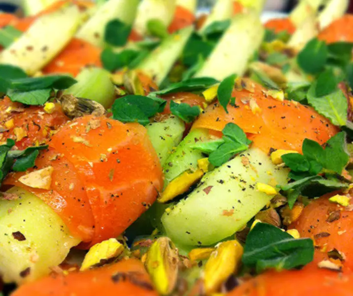 Linda mezcla, salmón y pepino