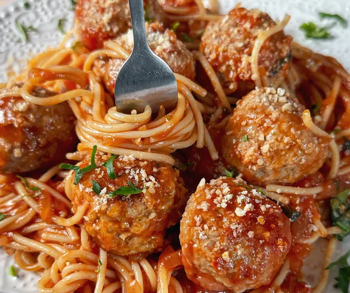 Albóndigas de pavo con salsa de tomate y pasta