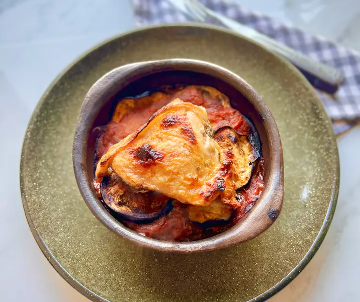 Pollo al horno con tomates y berenjenas asadas