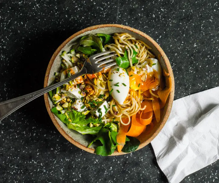 Ensalada de pasta, huevo a la copa y pistachos