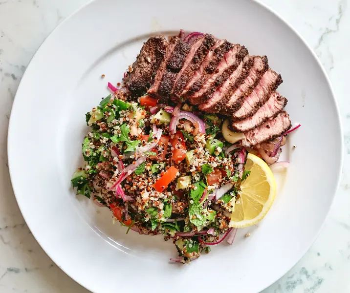 Bistec al orégano con quínoa