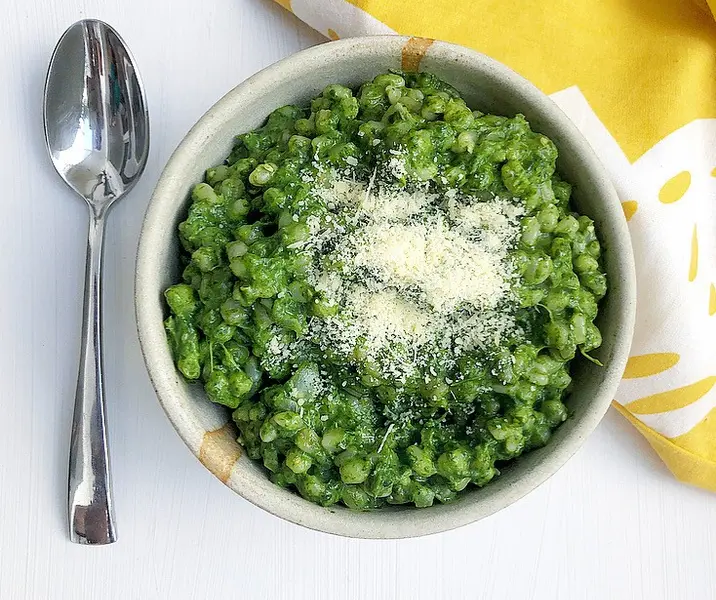 Risotto de mote con pesto de palta y espinaca
