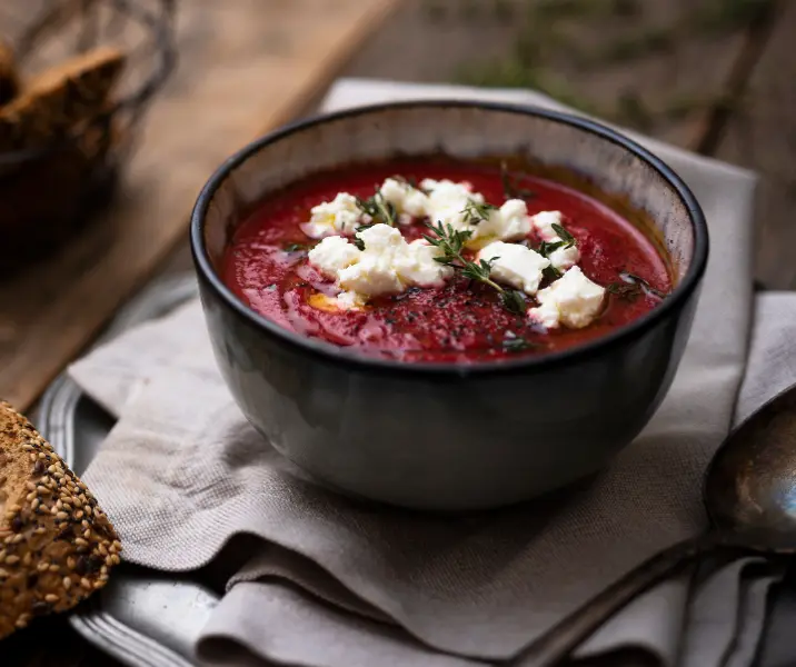 Sopa de betarraga y queso de cabra
