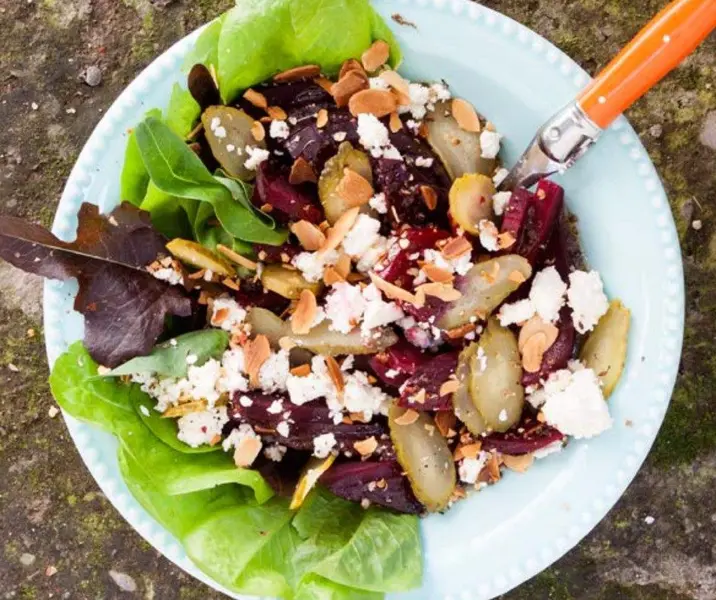 Ensalada de betarragas asadas con almendras y pepinillos