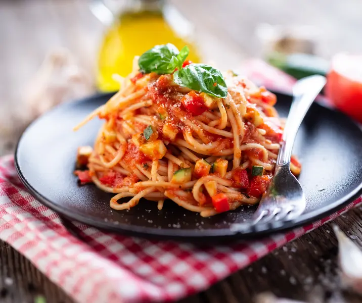 Pasta con berenjenas, tomates y mozzarella