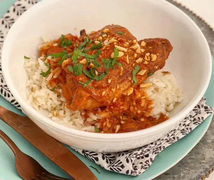 Pollo con salsa de coco y tomate