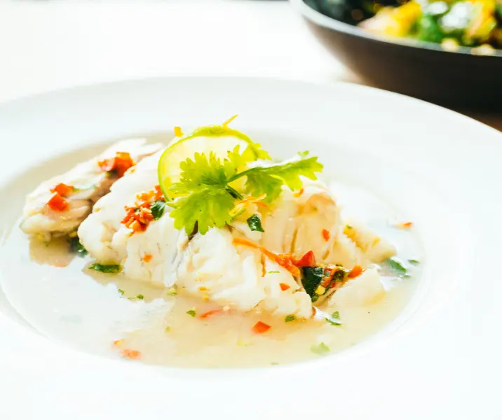 Pescado con salsa verde con mix de hojas verdes