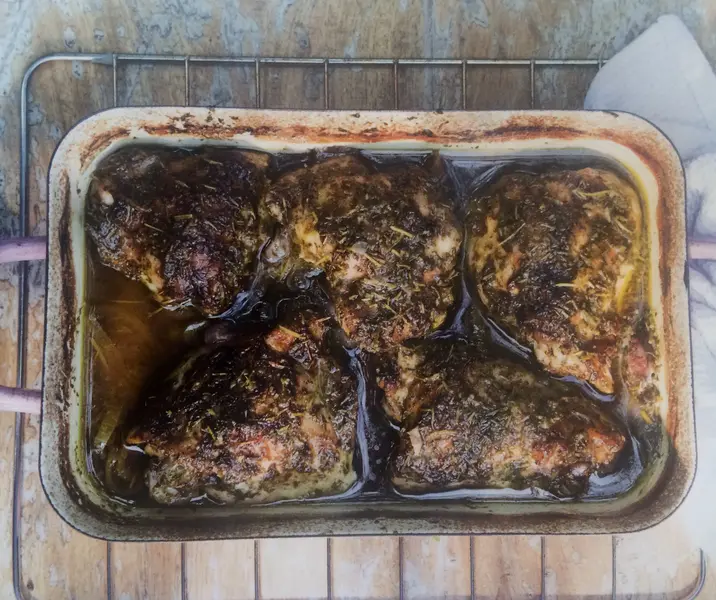 Pollo asado con hierbas acompañado de cous cous