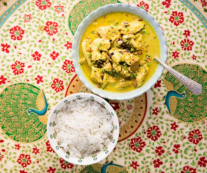 Pollo al curry con albahaca y leche de coco acompañado de arroz basmati