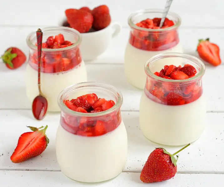 Panacota de yogurt griego y frutas
