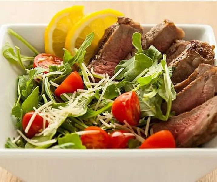 Carne al jugo con ensaladas