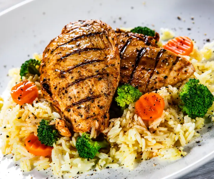 Pollo con verduras y arroz