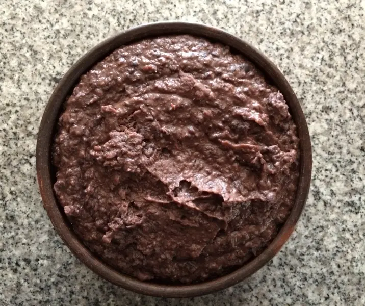 Puré de porotos negros con huevos al agua