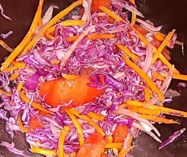 Tomate, zanahoria y repollo morado