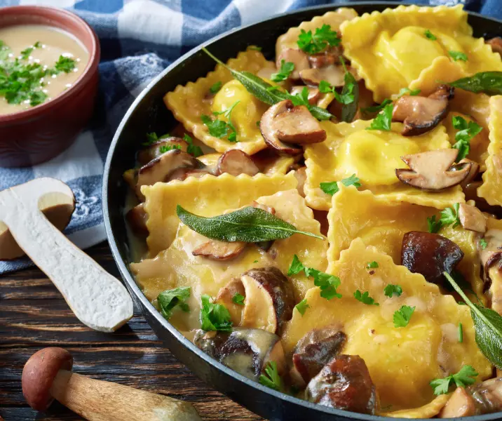 Ravioles de espinaca y ricota con salsa de champiñones