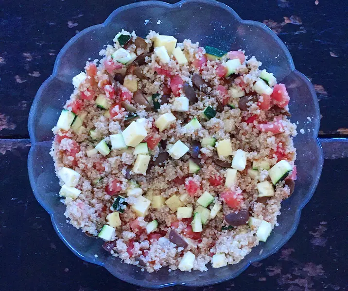 Quínoa, pepino, tomate y queso