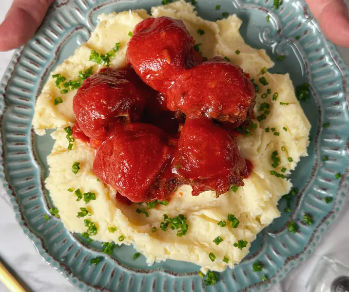 Albóndigas con salsa de tomate y puré de papas al ciboulette