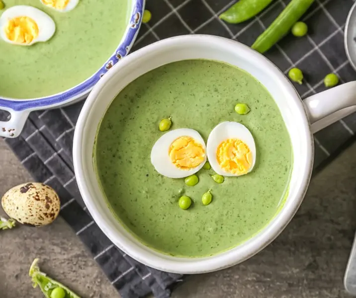 Puré de arvejas con huevo a la copa