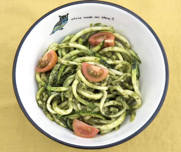 Spaguetti de zapallo italiano con pesto