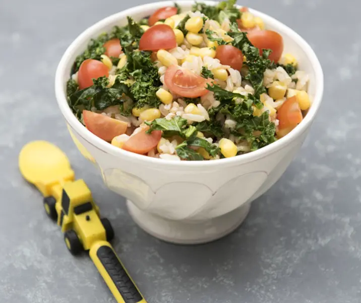 Ensalada de arroz integral con choclo, kale y tomate con croquetas de brócoli