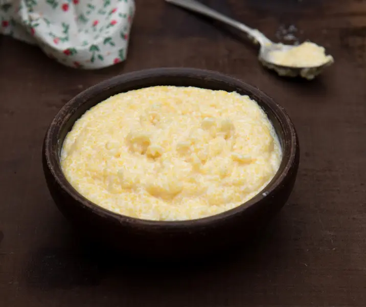 Polenta cremosa con huevitos pochados