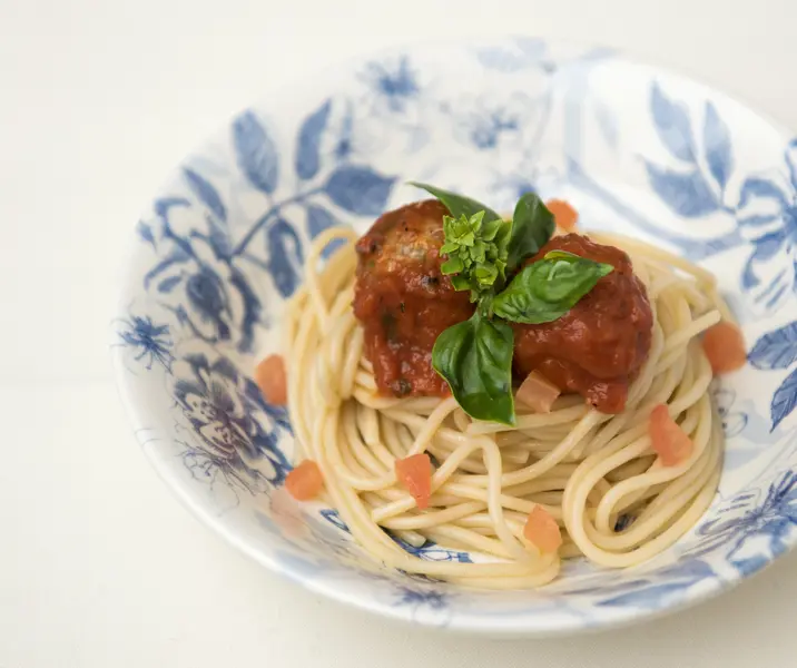 Tallarines con salsa y albóndigas de quínoa