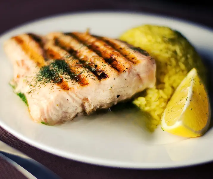 Pescado con salsa de ají amarillo y arroz