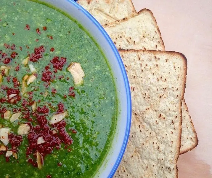 Sopa verde de espinaca y maní
