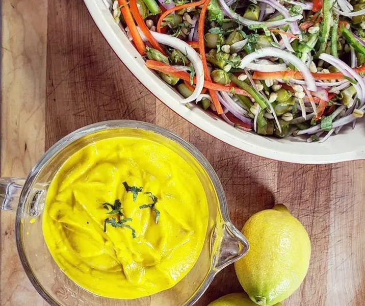 Ceviche de espárragos y mote con mayo de zanahoria