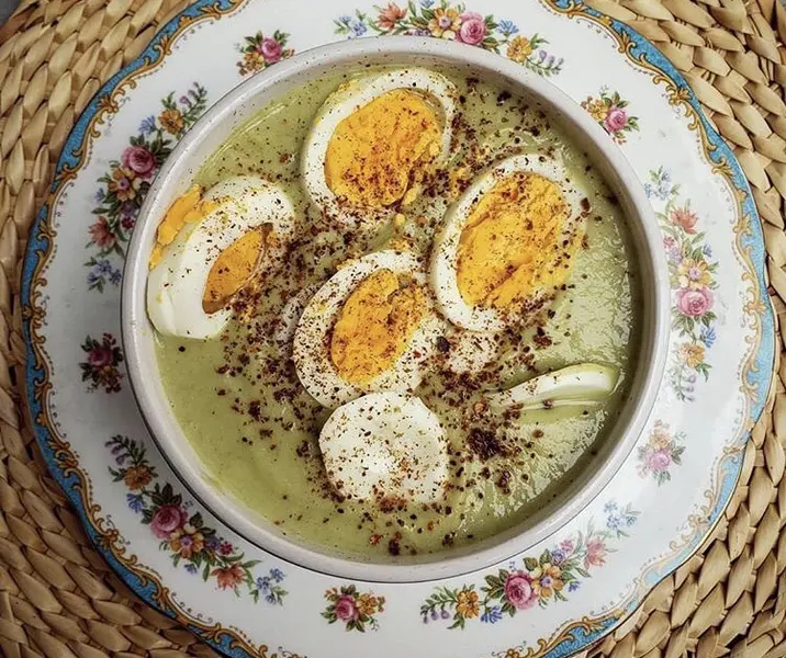 Crema de brócoli con huevito y merkén