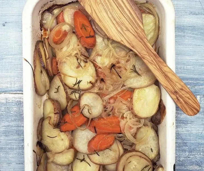 Papas, zanahorias y cebollas horneadas con reineta al horno