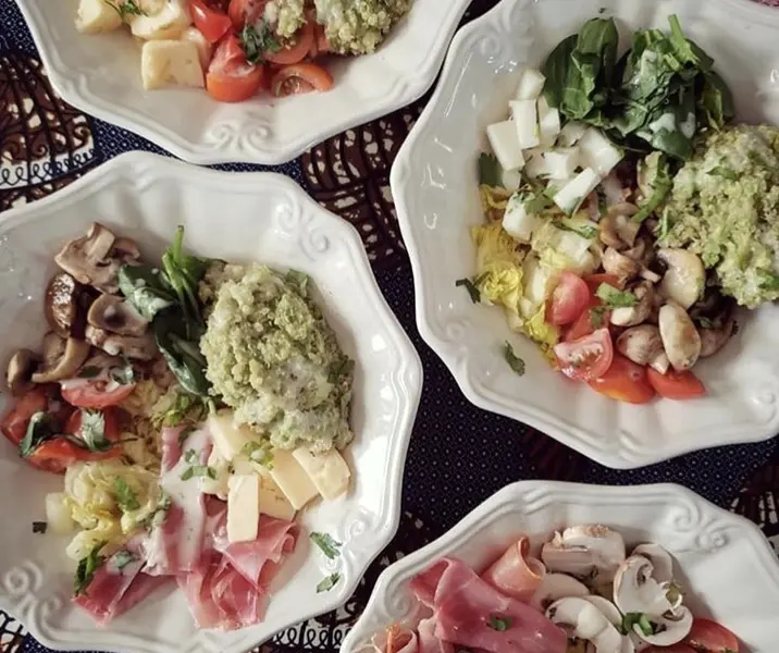 Ensalada entretenida (quínoa, palta, tomate cherry, champiñones, queso cabra y jamón serrano)