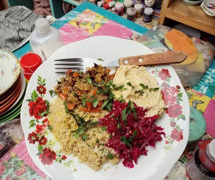 Quínoa con chucrut, hummus y pino de berenjenas