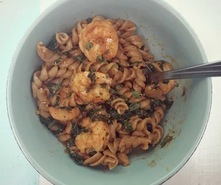 Salteado de camarones y espinaca con espirales