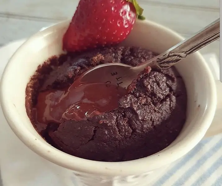 Mugcake tipo volcán de chocolate