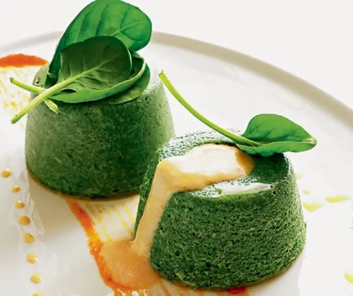 Flan de espinaca con papas doradas