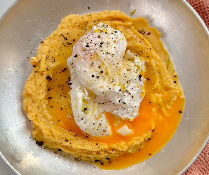 Puré de garbanzos con huevos al agua fácil
