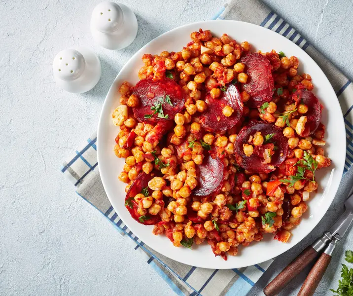 Garbanzos con chorizo y verduras salteadas