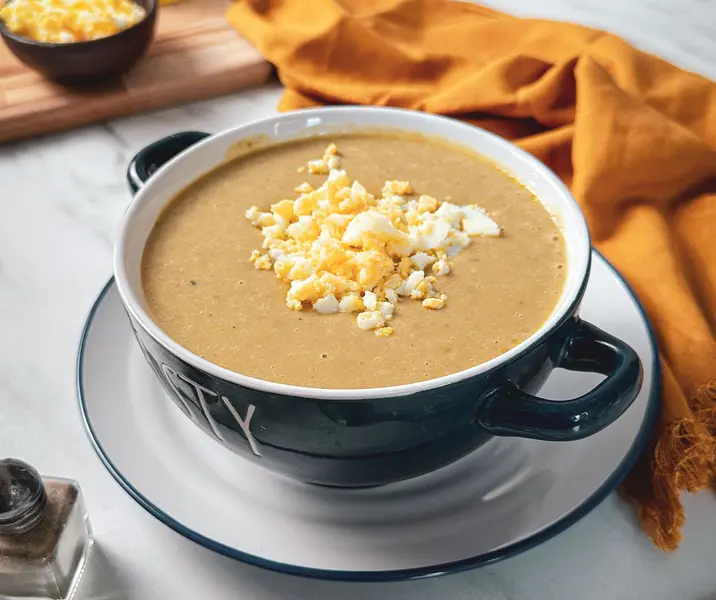 Crema de lentejas con huevo duro molido