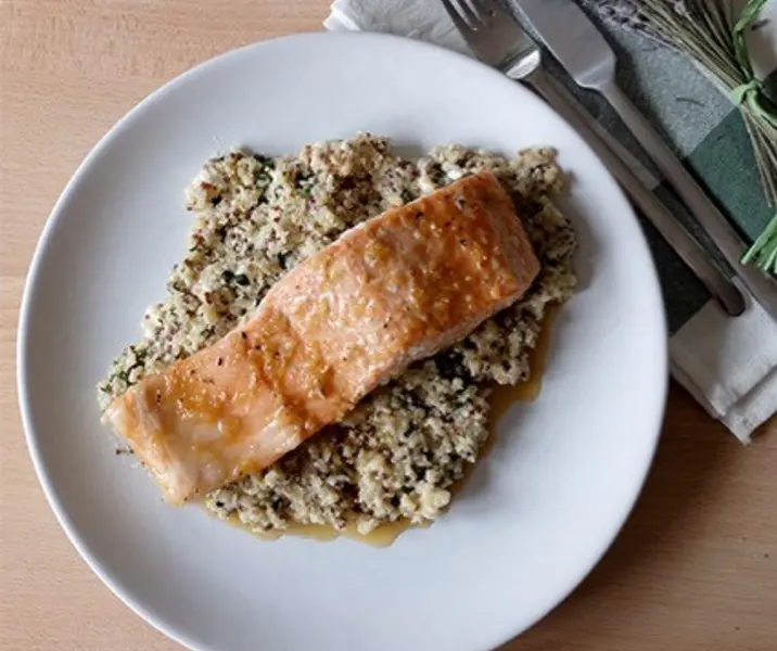 Salmón agridulce con quínoa