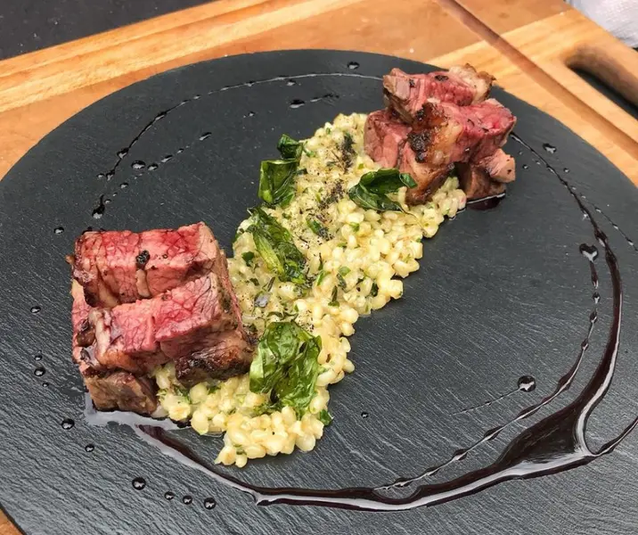 Punta picana con cremoso de trigo mote al pesto