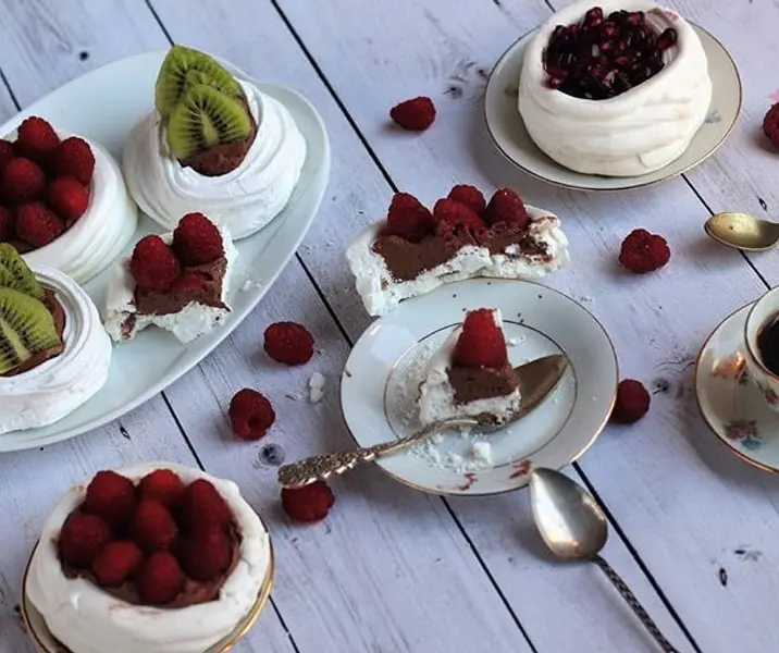 Canastitas de merengue rellenas con ganache de chocolate y frutas