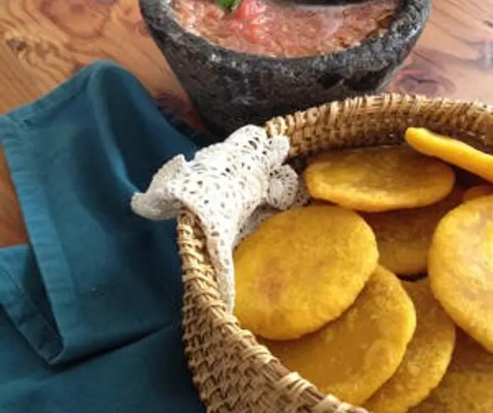 Sopaipillas con chancho en piedra