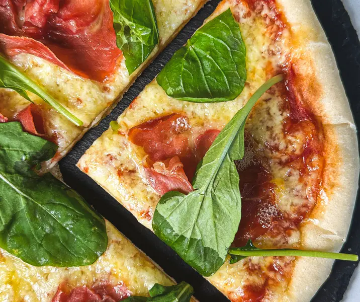 Pizzas de jamón serrano y rúcula