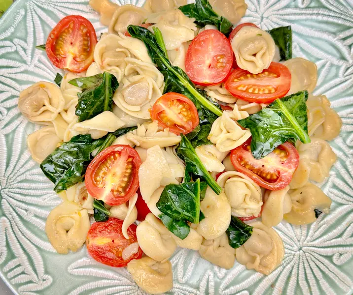Tortellinis con espinaca y tomate