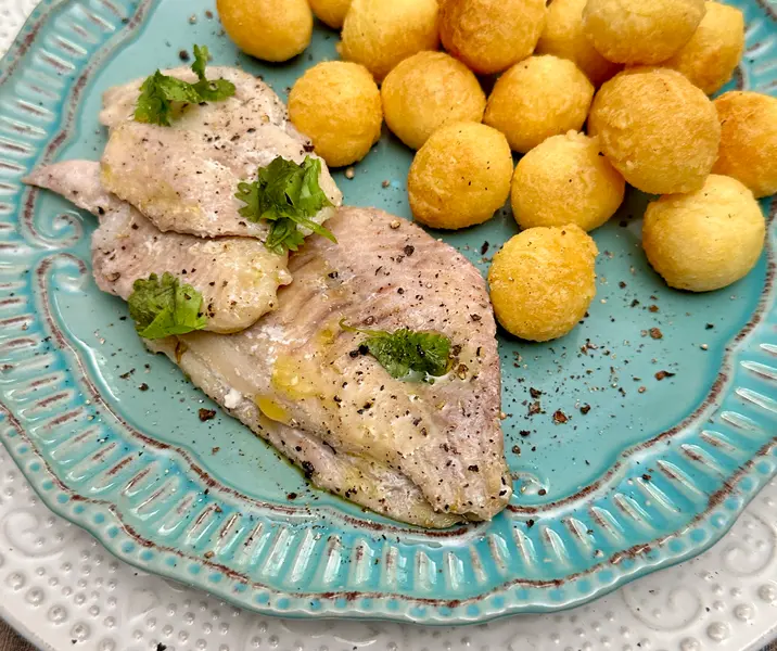 Reineta con papas duquesas