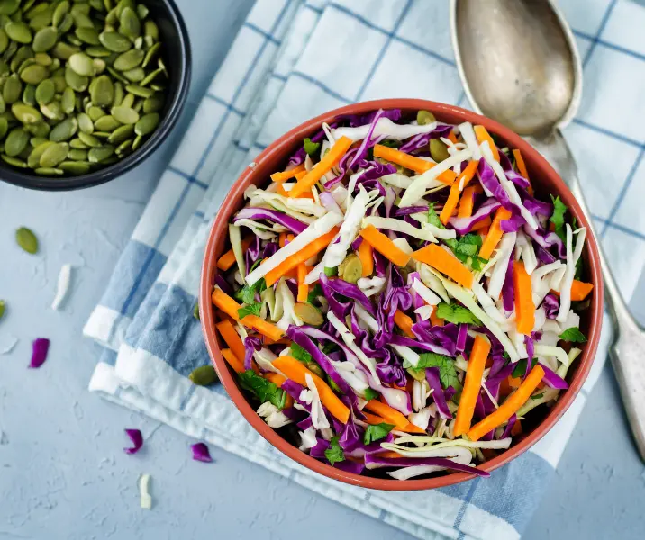 Repollo, zanahoria, maní y pasas