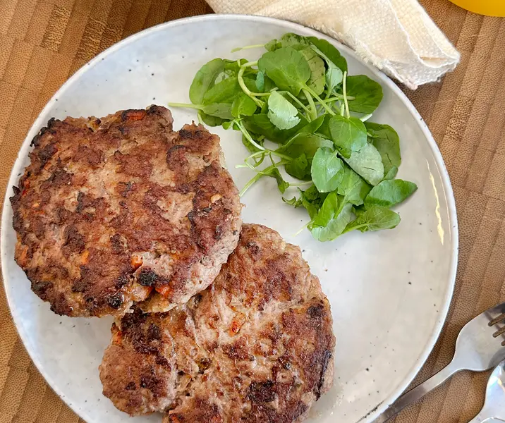 Hamburguesas caseras con arroz árabe