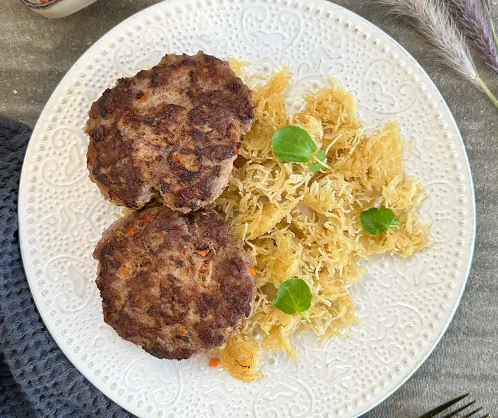 Hamburguesas caseras con fideos tostados