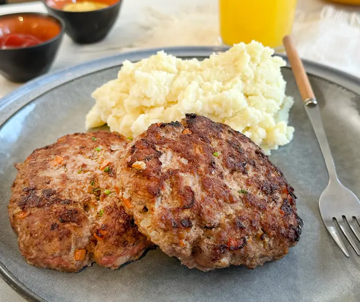 Hamburguesas caseras con puré de papas